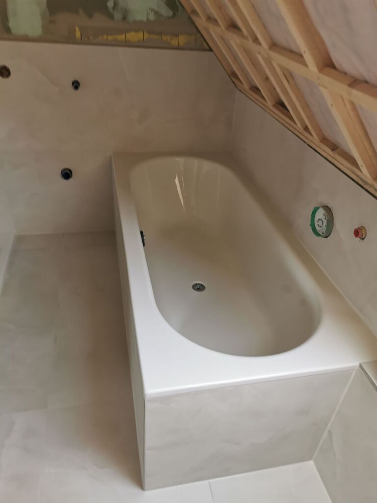 Badewannen Einstieg eingefasst mit Fliesen,